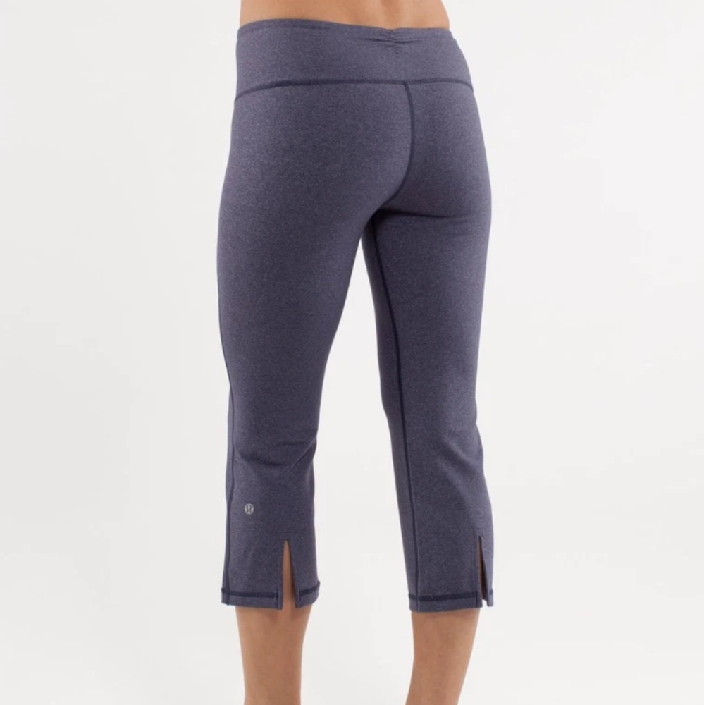 EUC 💎 Lululemon Gather & Crow Crop Heathered Deep Indigo Size 8